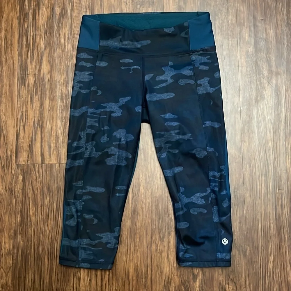 Lululemon Camo Leggings - Clip-in Crop - Alberta Lake Navy Blue - sz 4